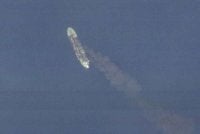Kapal tangki berdaftar Greece, Sounion, terbakar selepas diserang kumpulan Houthi Yaman yang disokong Iran di Laut Merah. Foto Reuters