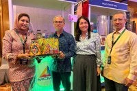 Fahmi (dua dari kiri) dan Nie Ching (dua dari kanan) meluangkan masa melawat reruai sempena IRC 2026 di Kuala Lumpur pada Selasa.