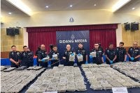 Shazeli (lima dari kiri) menunjukkan bunga ganja yang dirampas dalam enam siri tangkapan di KLIA baru-baru ini.