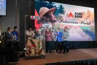 Tengku Ahmad Badli (empat dari kanan) mengiringi Zulkifli semasa melakukan simbolik membanting padi semasa pelancaran Agro Padi-i Salam di Kota Kinabalu.