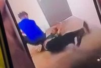 Tangkap layar video tular memaparkan seorang remaja dipukul empat individu.