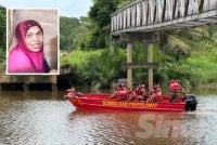 Anggota bomba yang meneruskan pencarian Rosnani. FOTO: ADILA SHARINNI WAHID