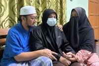 Sharifah (tengah) menghadapi penyakit jantung sejak lahir bersama kedua ibu bapanya, Syed Mohd Azizan (kiri) dan Sharifah Norasiah (kanan). 