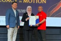 Shafinar (tengah) menyampaikan surat lantikan rasmi kepada Rosli (kanan) sempena Sambutan Ulang Tahun Ke-70 FBM UiTM di Hotel Royale Chulan, Kuala Lumpur pada Selasa.