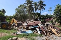 Antar premis haram yang dirobohkan dibina atas tanah kerajaan. - Foto: MDTM