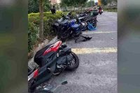 Foto tular memaparkan beberapa motosikal yang dilanggar dalam kemalangan pada Isnin.