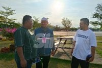 Mohd Fairuz (tengah) ketika riadah bersama anak muda di Dataran Seri Jempol pada Selasa.