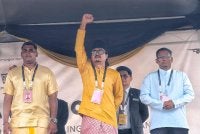 Islah Wahyudi (tengah) bersama calon-calon yang bertanding di DUN Sri Tanjung.