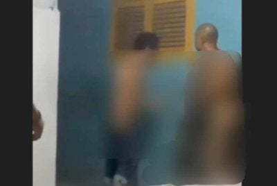 Tangkap layar kejadian seorang anak membakar bapanya di Medan. Foto Tribun Medan/Istimewa