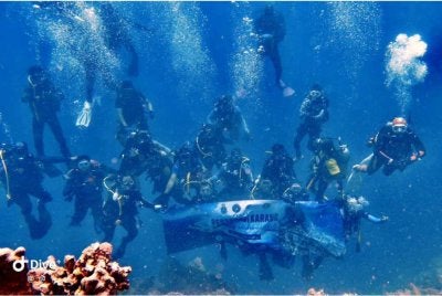 Sekumpulan penyelam daripada pelbagai agensi giat melakukan restorasi terumbu karang yang suatu ketika dahulu berada dalam keadaan kritikal.