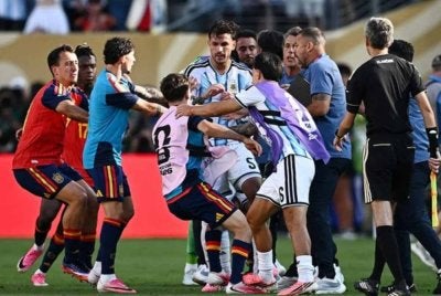 Pemain Argentina, Leandro Paredes (kiri) dan Lisandro Martinez (kanan), bertelagah dengan pemain Sepanyol, Gavi, sejurus selepas tamat perlawanan akhir Piala Dunia. Foto Reuters
