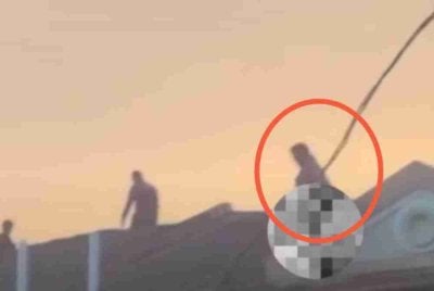 Tangkap layar rakaman video tular seorang lelaki warga asing dalam keadaan berbogel di atas bumbung rumah di Kapar, Klang pada Isnin.