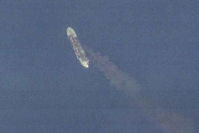 Kapal tangki berdaftar Greece, Sounion, terbakar selepas diserang kumpulan Houthi Yaman yang disokong Iran di Laut Merah. Foto Reuters