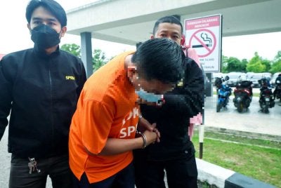 Seorang ketua balai polis sebelum ini direman tujuh hari bagi membantu siasatan berhubung dakwaan menerima rasuah RM500. Foto Bernama