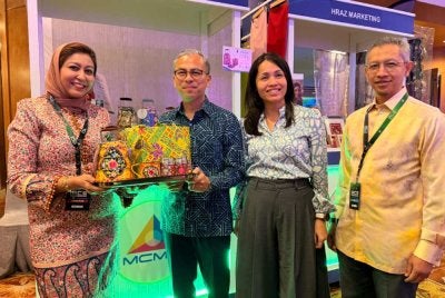Fahmi (dua dari kiri) dan Nie Ching (dua dari kanan) meluangkan masa melawat reruai sempena IRC 2026 di Kuala Lumpur pada Selasa.