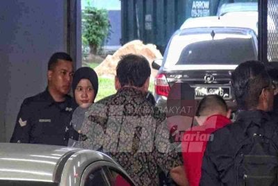 Suspek berbaju batik dibawa polis ke Mahkamah Seremban untuk permohonan reman.