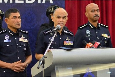 Shazeli (tengah) dalam sidang akhbar pada Selasa.
