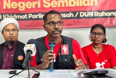 Cikgu Tina (tengah) menjelaskan manifesto yang ditawarkan kepada penduduk DUN Rahang.