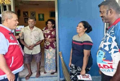 Aminuddin (kiri) ketika melakukan tinjauan mesra bersama masyarakat di Ladang Sengkang, Selasa.