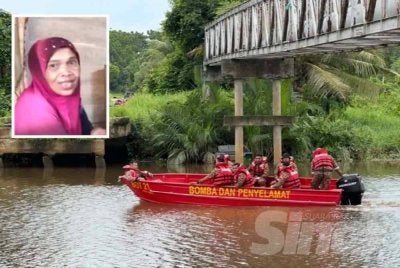 Anggota bomba yang meneruskan pencarian Rosnani. FOTO: ADILA SHARINNI WAHID