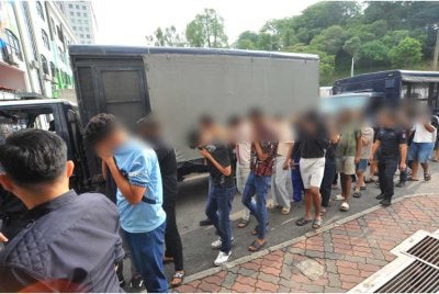 Kesemua suspek dibawa ke Mahkamah Majistret Johor Bahru bagi permohonan reman.