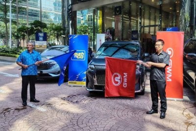 Praba (kiri) bersama Cui Anqi menyempurnakan majlis perlepasan ke Lebuhraya Bertingkat Ampang-Kuala Lumpur di ibu pejabat Touch 'n Go Sdn Bhd.