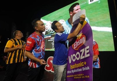 Exco Belia, Sukan dan Keusahawanan Selangor, Mohd Najwan Halimi menandatangani plak minuman isotonik Ehsan Vooze