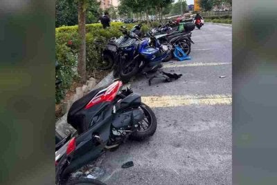 Foto tular memaparkan beberapa motosikal yang dilanggar dalam kemalangan pada Isnin.