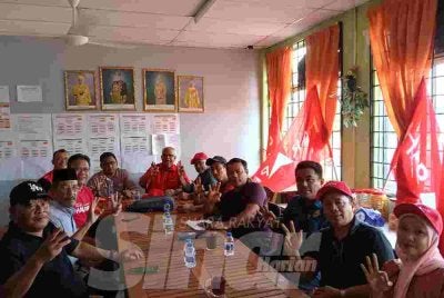 Mahfuz (tujuh dari kanan) bersama calon PH DUN Serting, Yaacob Mahmood (enam dari kanan) ketika hadir bertemu jentera parti di BGU Bandar Seri Jempol pada Selasa.