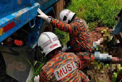 Pasukan bomba hadir ke lokasi mangsa terkena renjatan elektrik di Jalan Kampung Malinja, Nabawan, Keningau.