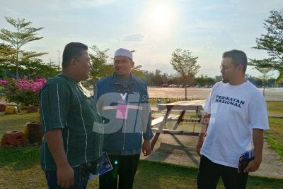 Mohd Fairuz (tengah) ketika riadah bersama anak muda di Dataran Seri Jempol pada Selasa.