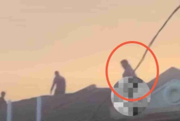 Tangkap layar rakaman video tular seorang lelaki warga asing dalam keadaan berbogel di atas bumbung rumah di Kapar, Klang pada Isnin.