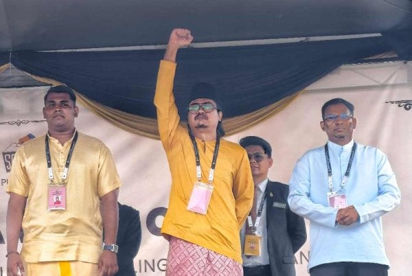 Islah Wahyudi (tengah) bersama calon-calon yang bertanding di DUN Sri Tanjung.