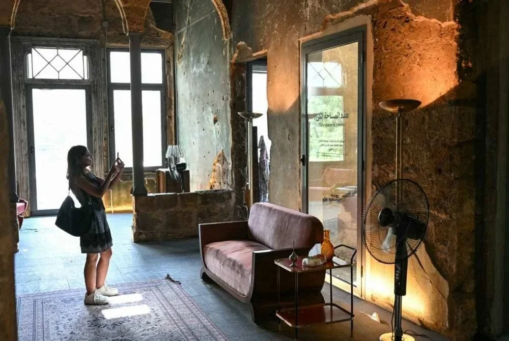Sebahagian ruang pameran menampilkan semula suasana dalaman rumah penduduk selatan seperti ruang tamu dan dapur lengkap dengan barangan harian yang mencerminkan kehidupan mereka. - Foto AFP