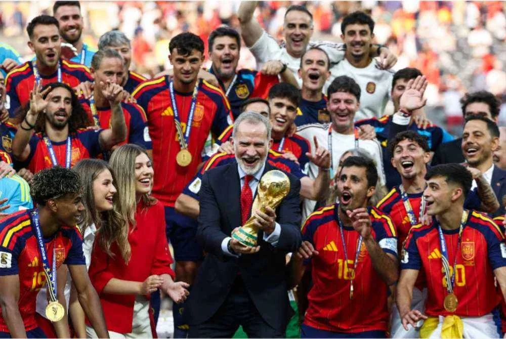 Raja Sepanyol, Philip VI diberi penghormatan menjulang Piala Dunia selepas skuad La Roja merampas trofi keramat tersebut daripada Argentina.