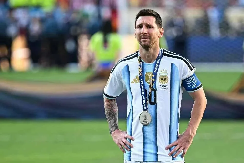 Lionel Messi kelihatan amat sedih semasa penyampaian trofi Piala Dunia selepas Argentina tewas kepada Sepanyol 1-0.