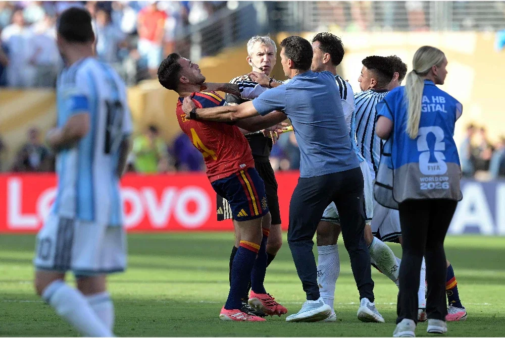 Ketua jurulatih Argentina, Lionel Scaloni (tengah, Kanan), cuba meleraikan keadaan ketika pemain tengah Argentina Leandro Paredes bertelagah dengan pertahanan Sepanyol Eric Garcia pada penghujung perlawanan akhir kejohanan bola sepak Piala Dunia 2026 antara Sepanyol dan Argentina di Stadium New York/New Jersey, East Rutherford, pada 19 Julai 2026.