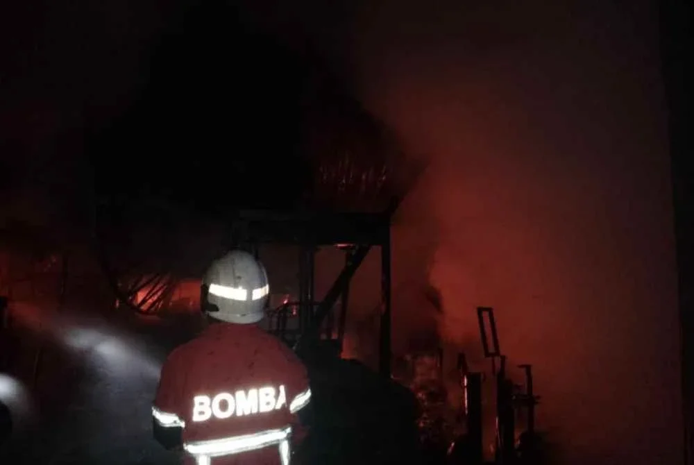 Anggota bomba sedang memadamkan kebakaran sebuah gudang pada Rabu.