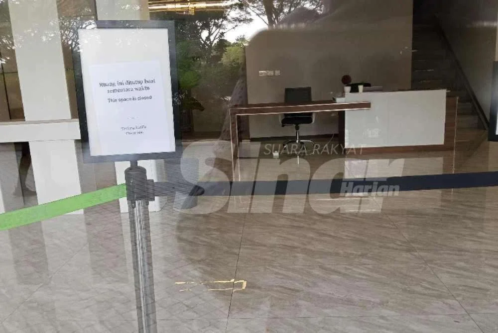 Notis penutupan sementara diletakkan di pintu masuk utama Network School.