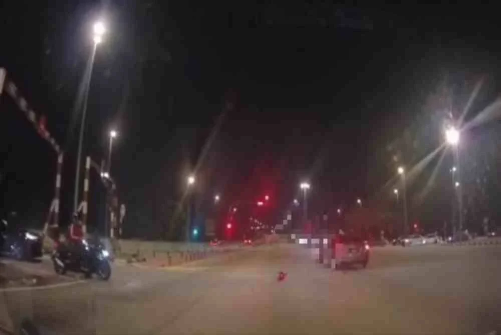 Tangkap layar video tular memaparkan sebuah kereta didakwa melanggar lampu merah sebelum merempuh sebuah motosikal.