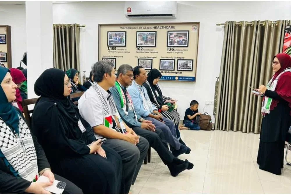 Masthurhah (kanan) sedang memberi taklimat mengenai operasi PERWITA Perak.