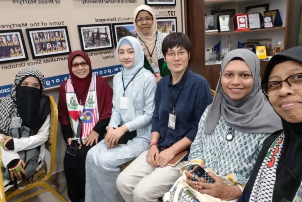 Masthurhah (dua dari kiri) bersama sebahagian anggota PERWITA Perak.
