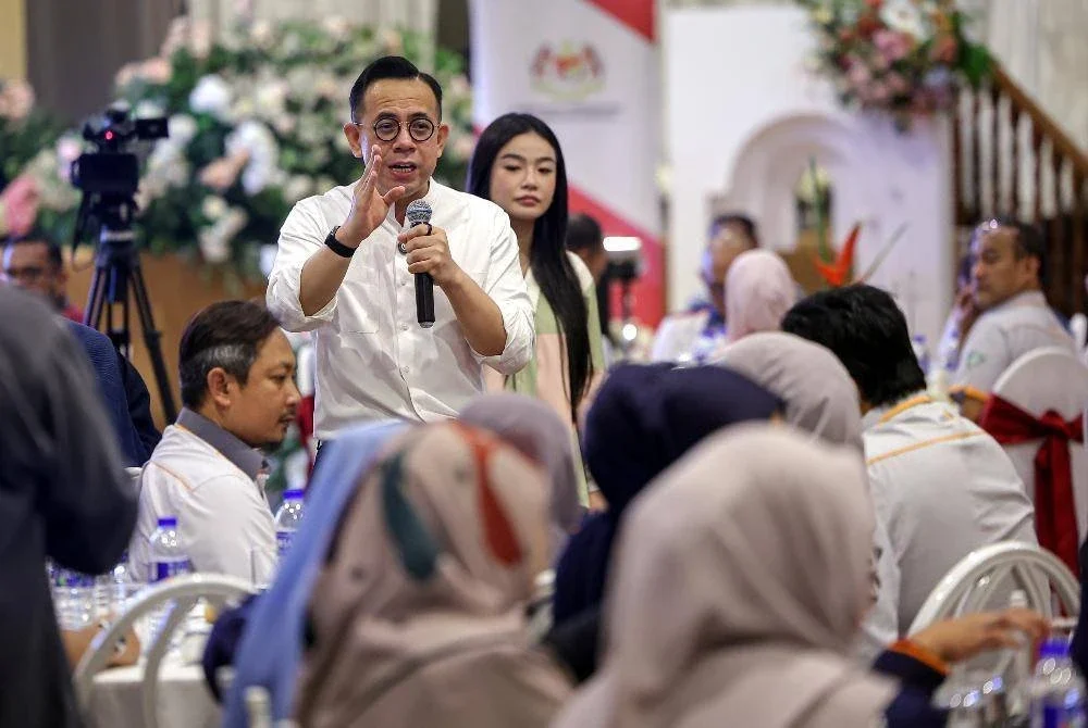 Menteri Pembangunan Usahawan dan Koperasi, Steven Sim berucap pada Majlis Perhimpunan Bersama Warga dan Agensi Kementerian Pembangunan Usahawan dan Koperasi Negeri Sembilan 2026 di Dewan Pekerti pada Selasa. Foto Bernama
