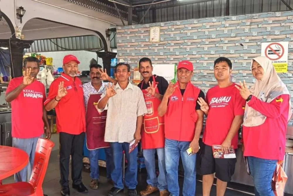 Yaacob (dua dari kiri) ketika menyantuni penduduk sekitar Ladang Gaddes.