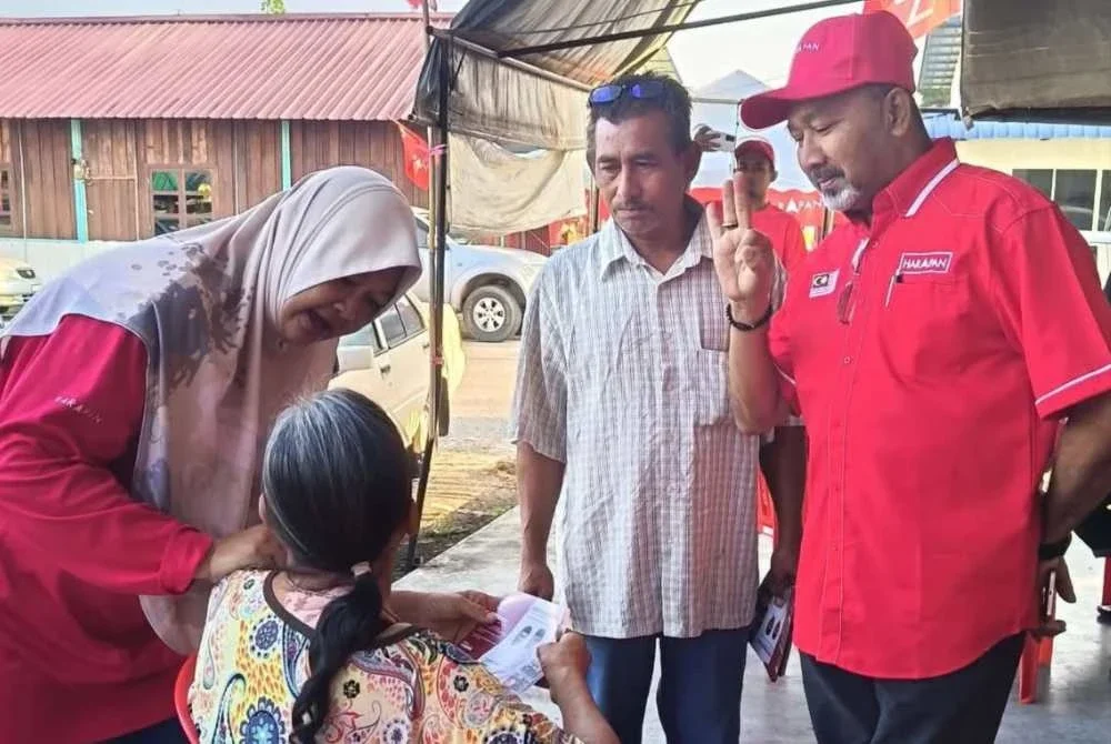 Yaacob (kanan) ketika berkempen di sekitar Ladang Gaddes.