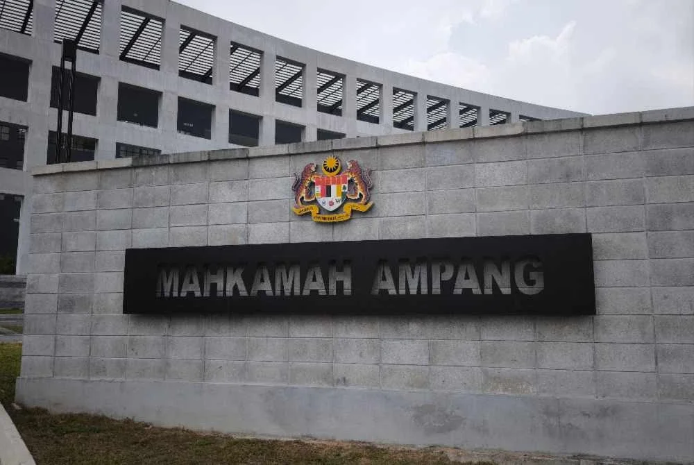 Seorang anggota polis berpangkat Koperal mengaku tidak bersalah ke atas 2 pertuduhan melakukan amang seksual fizikal terhadap anak perempuan ketiganya berusia 11 tahun, Mei lalu.