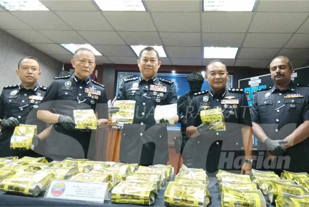 Ab Rahaman (tengah) pada sidang akhbar di IPK Johor pada Rabu.