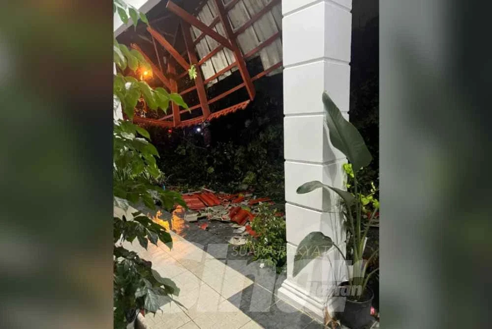 Keadaan bumbung yang rosak ditimpa pokok tumbang.