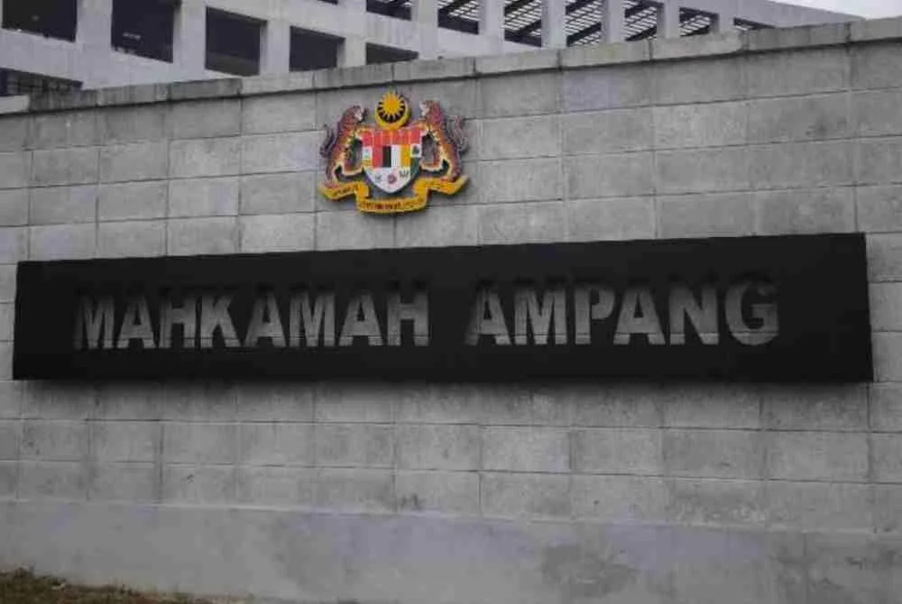 Seorang anggota polis berpangkat koperal sekali lagi dihadapkan ke mahkamah atas pertuduhan membabitkan anak kandungnya apabila didakwa melakukan amang seksual.