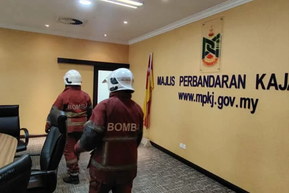 Anggota BBP Kajang ketika melakukan pemeriksaan di bangunan MPKJ susulan laporan insiden gegaran pada Rabu. Foto: JBPM SELANGOR